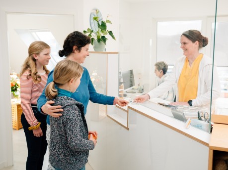 Patienten an Empfang